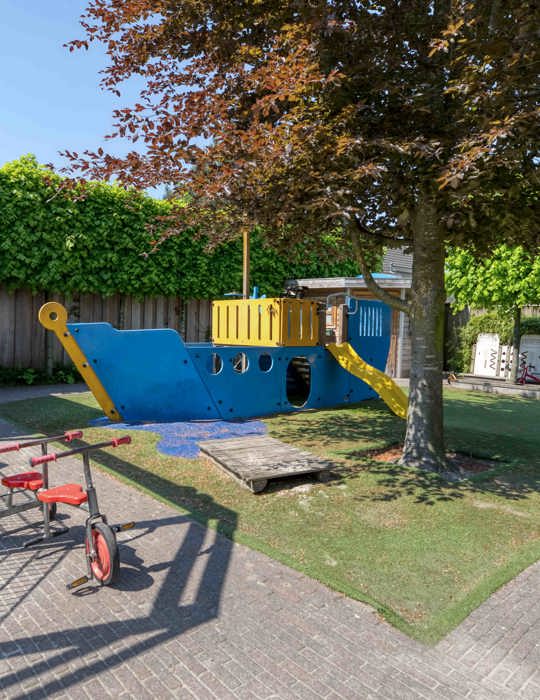 speeltuin kinderopvang met boot klimtoestel en fietsen