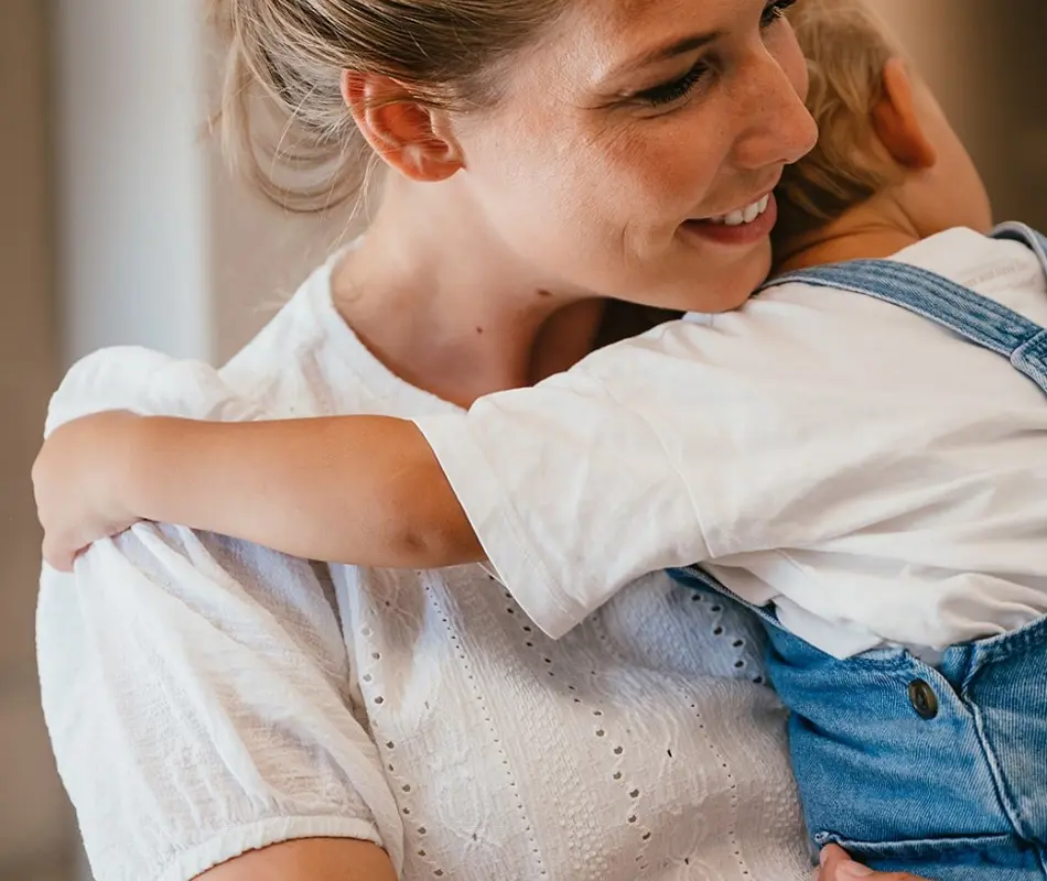 Compananny Moeder Knuffelt Kind Slapen Tips 9 Slaaptips Voor Kleine Kinderen Van Baby Tot Peuter