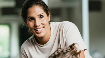 Pedagogisch Medewerker en kind op kinderopvang