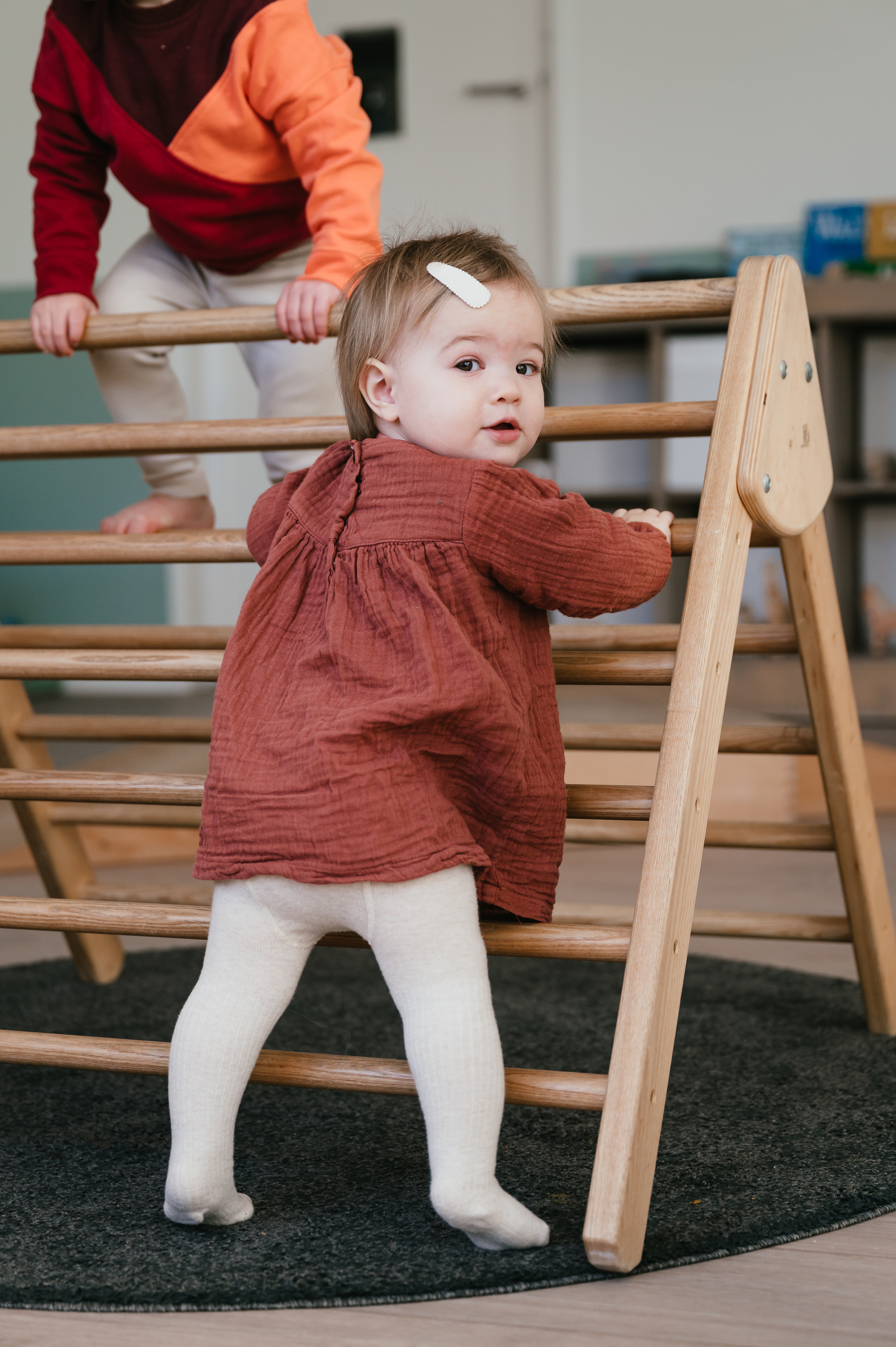 Kindje speelt op Pikler klimrek op kinderopvang CompaNanny