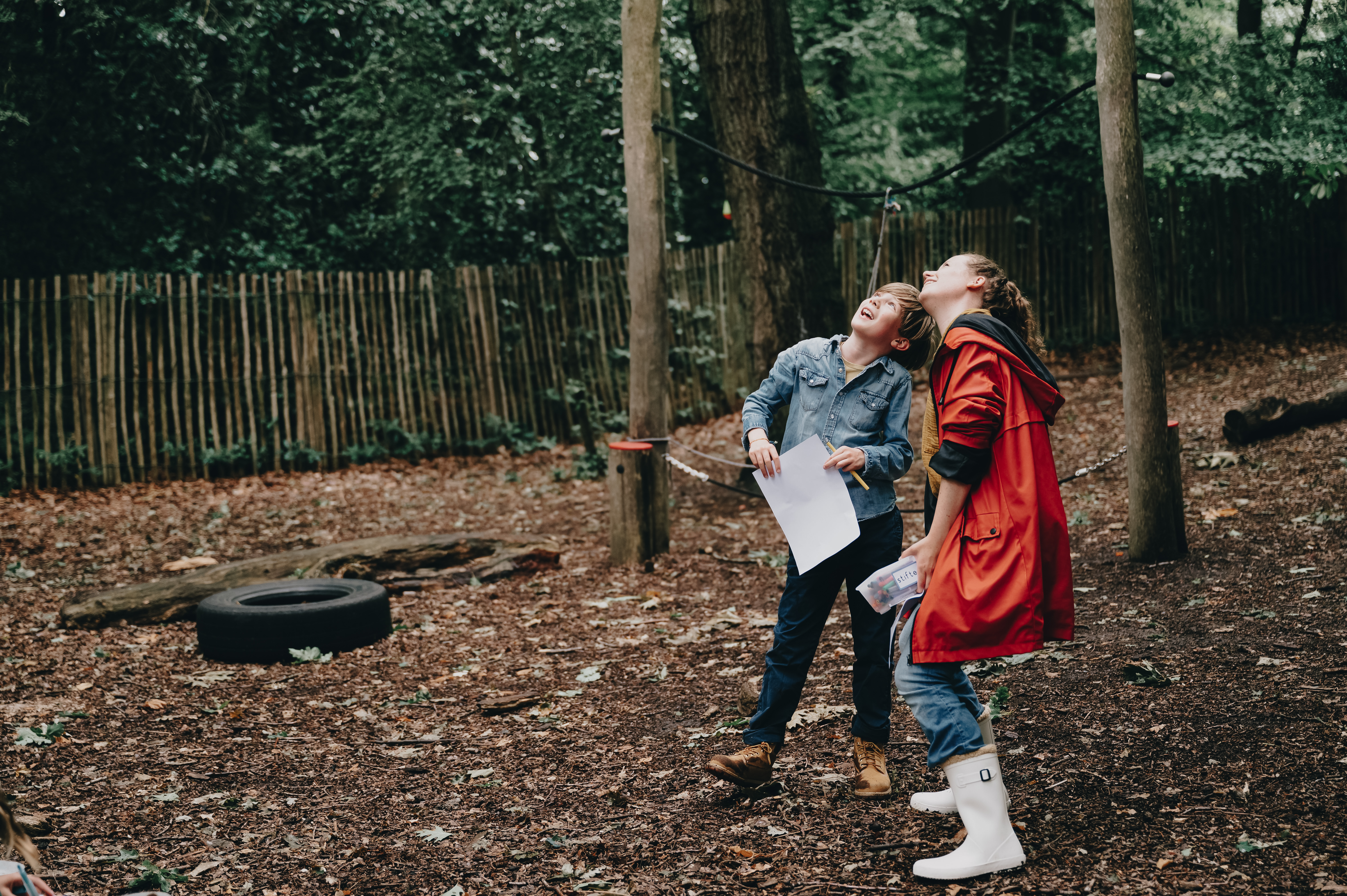 Kind en Pedagogisch Professional spelen in tuin kinderopvang CompaNanny