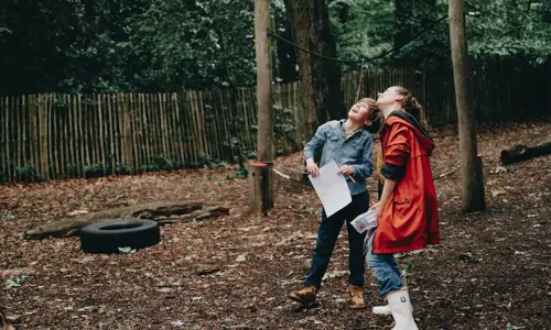 Kind en Pedagogisch Professional spelen in tuin kinderopvang CompaNanny
