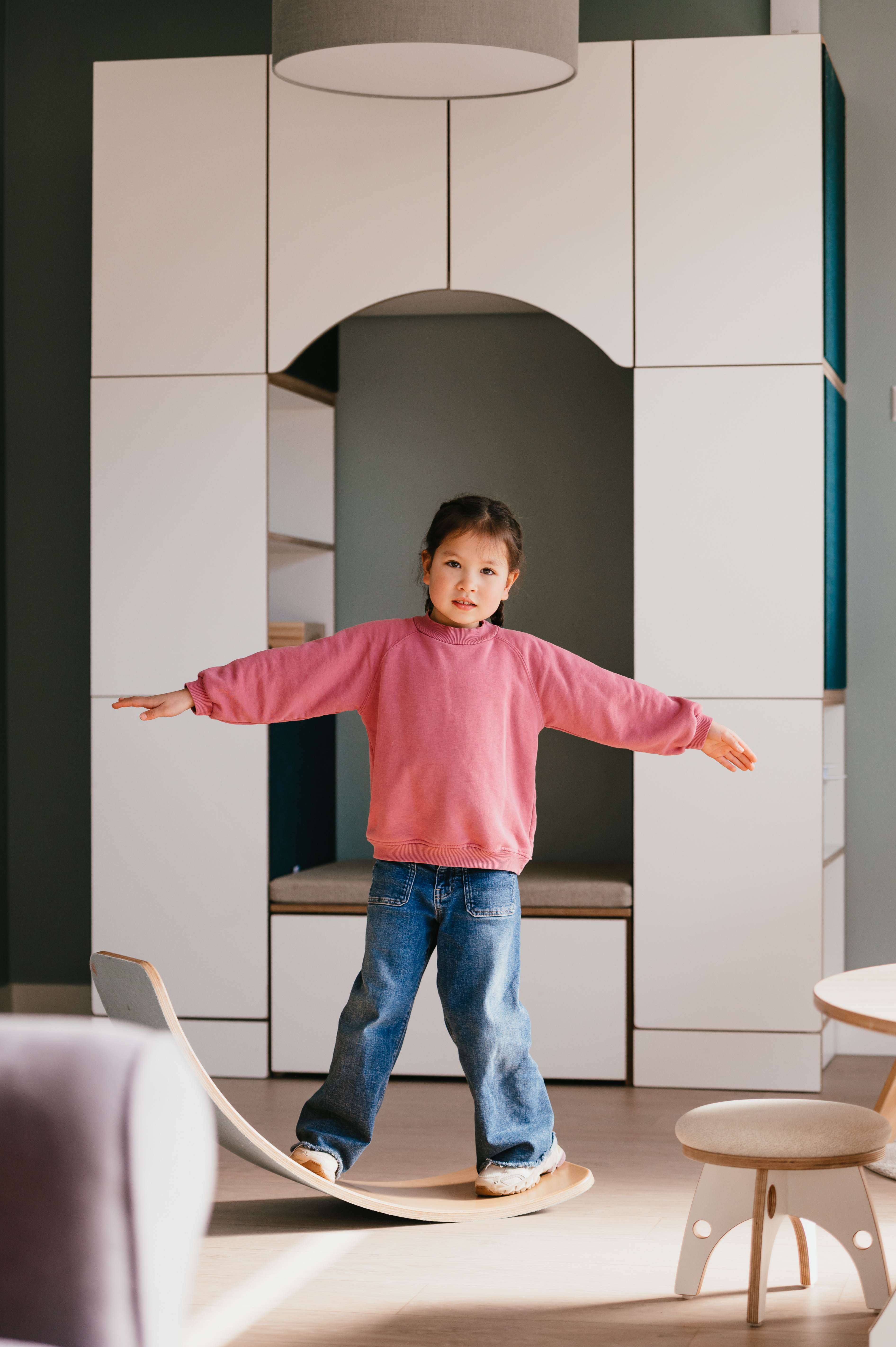 Meisje speelt op kinderopvang CompaNanny op Wobble