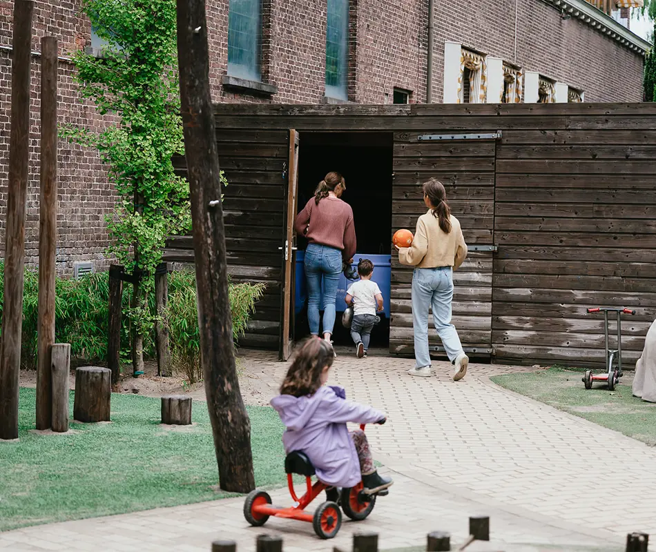 Compananny Kinderen Spelen Buiten Hier Moet Je Op Letten Bij Het Kiezen Van Een Kinderopvang