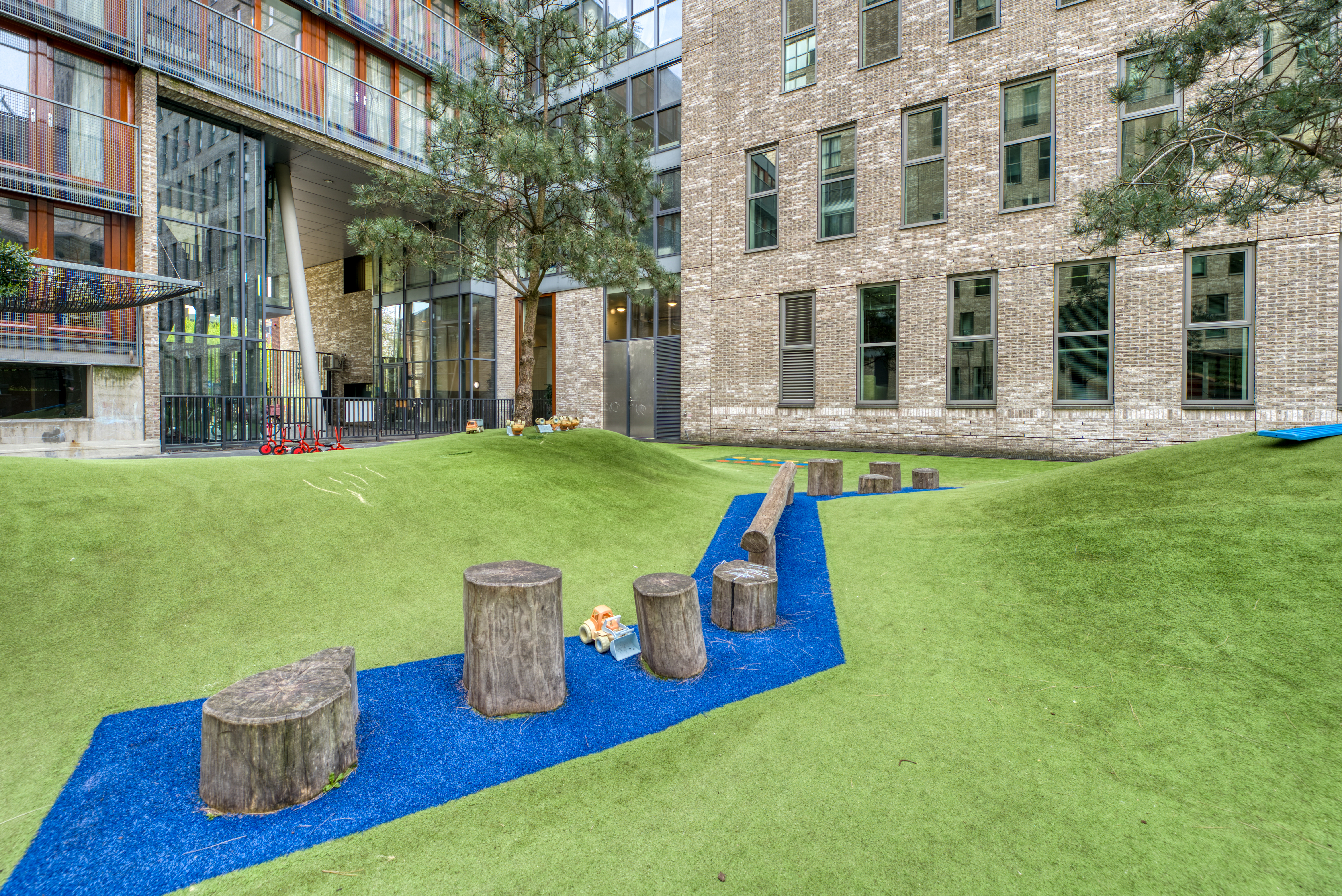 Tuin en boomstammenparcours CompaNanny Prinsenhof Den Haag