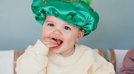 peuter doet hand in mond tijdens sinterklaas