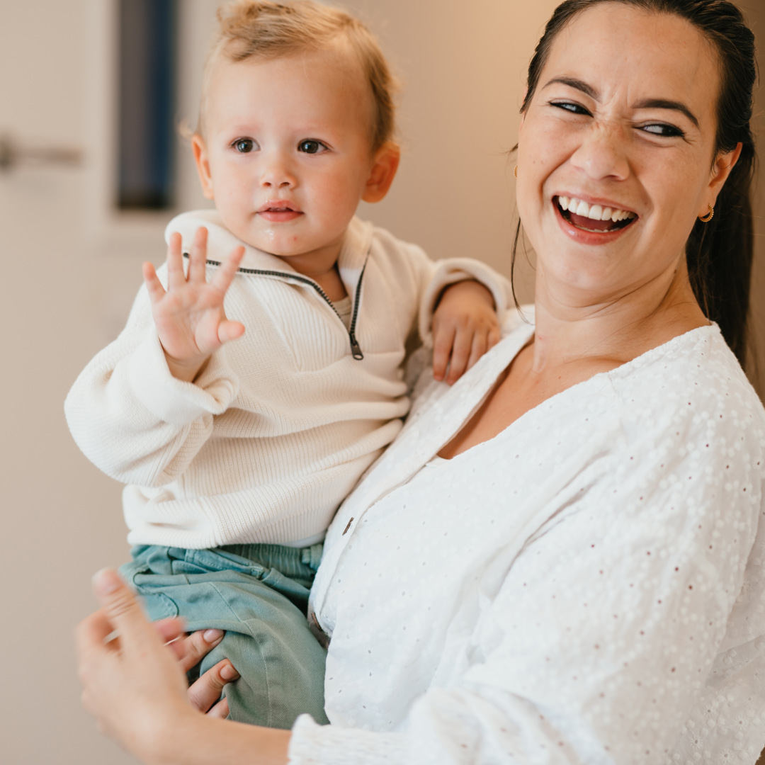 Pedagogisch Professional met baby op arm op kinderopvang CompaNanny