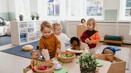 Kinderen spelen samen op de kinderopvang