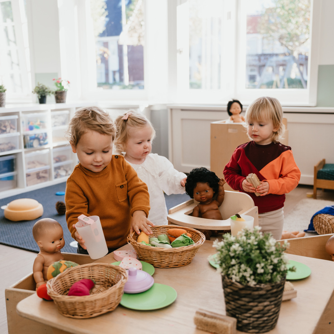 Kinderen spelen samen op de kinderopvang