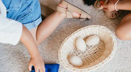 Kinderen spelen met eieren in mandje