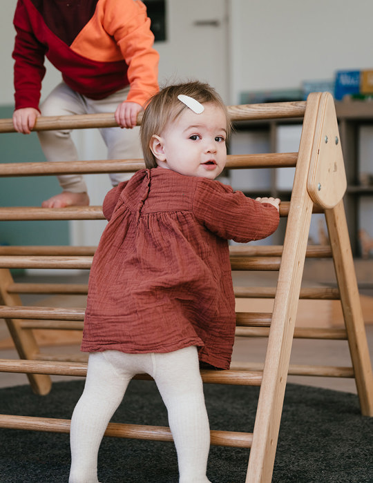 Dreumes klimt op houten Piklerdriehoek