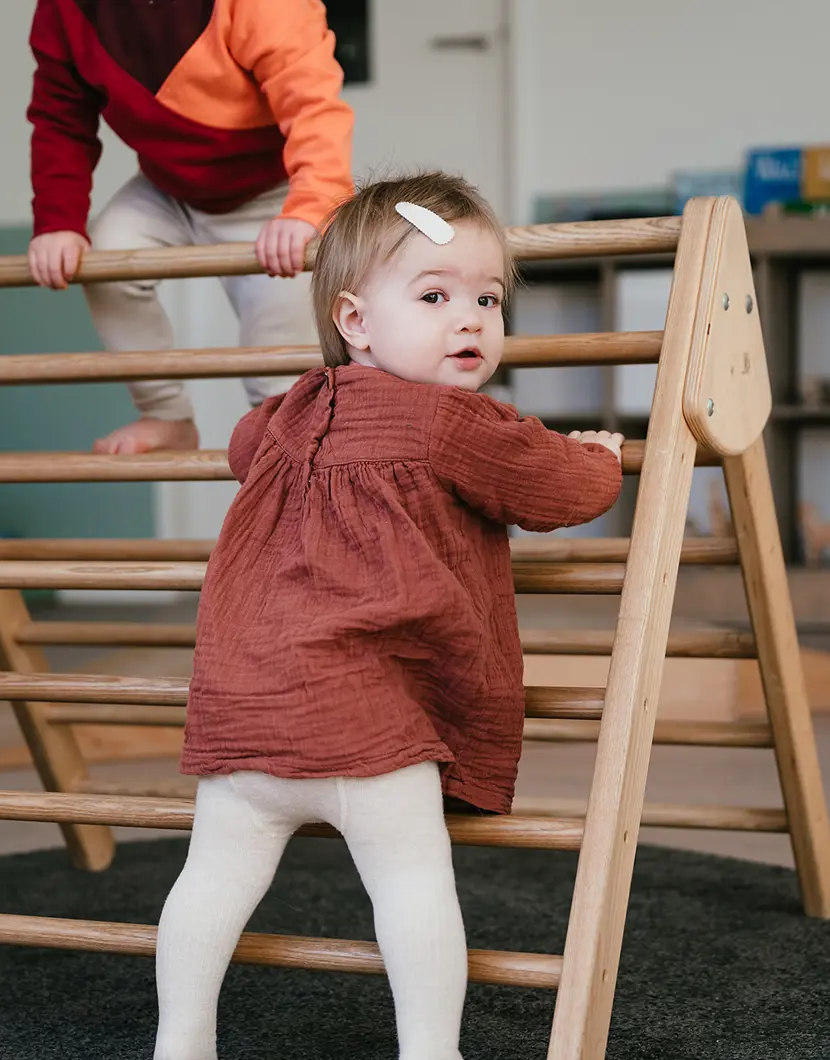 Dreumes klimt op houten Piklerdriehoek