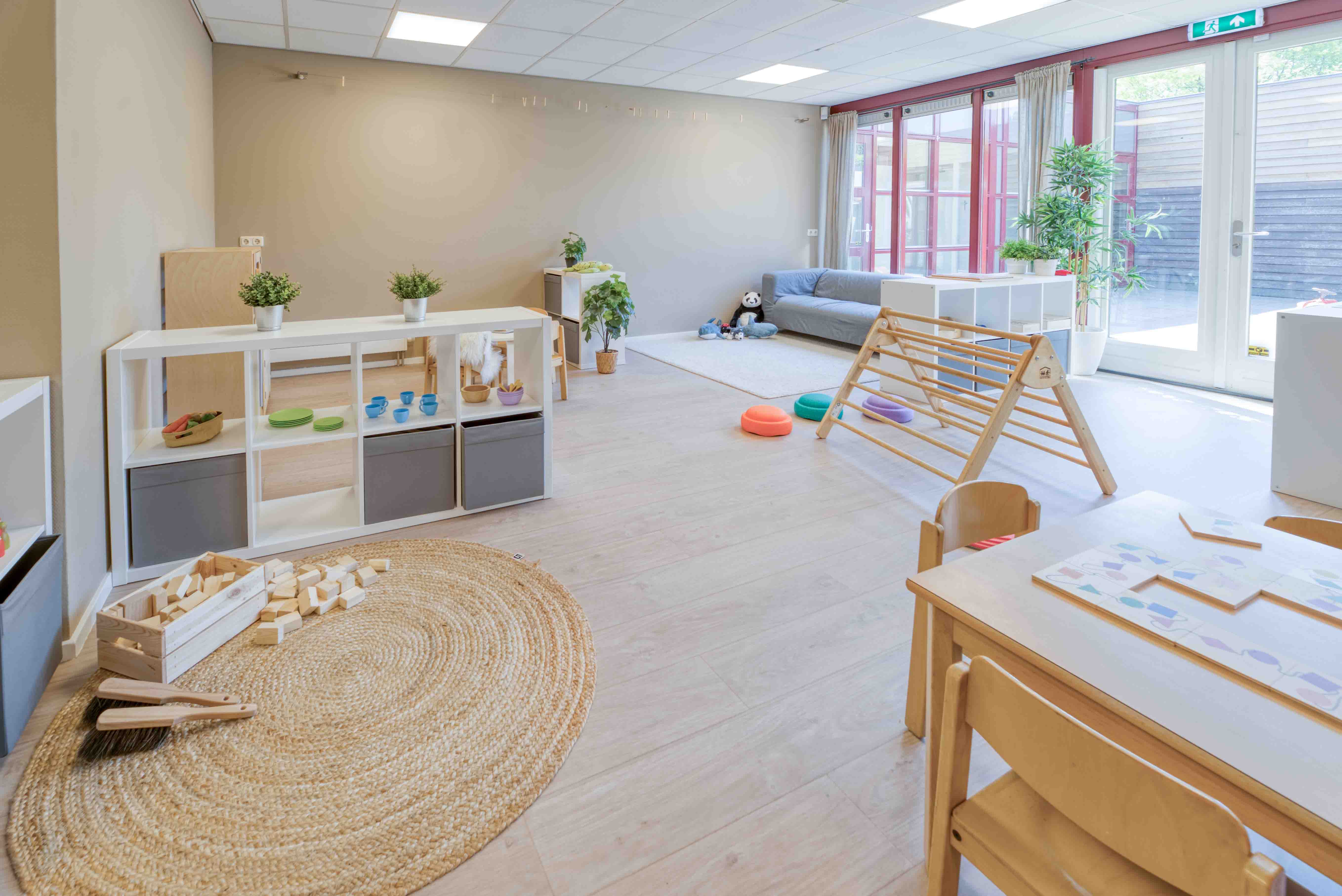 peutergroep met houten spelmaterialen