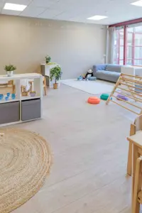 peutergroep met houten spelmaterialen