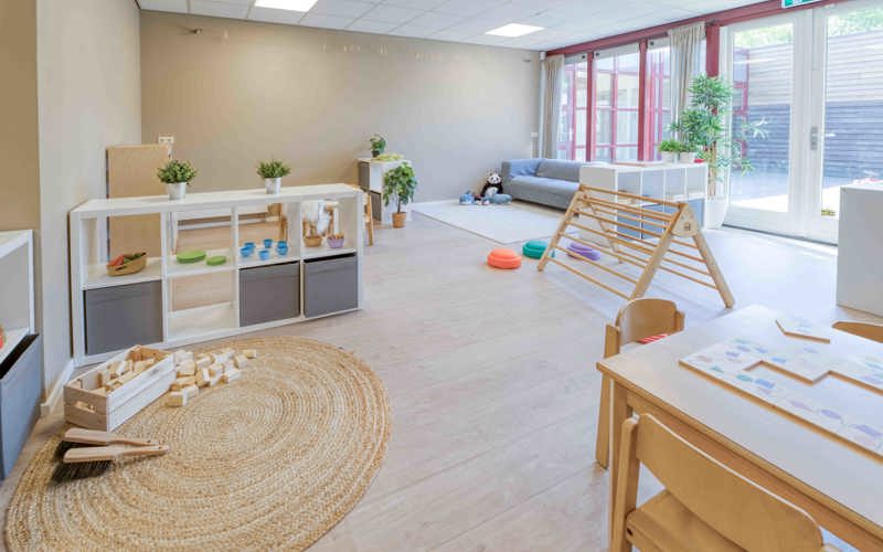 peutergroep met houten spelmaterialen