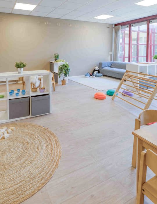 peutergroep met houten spelmaterialen