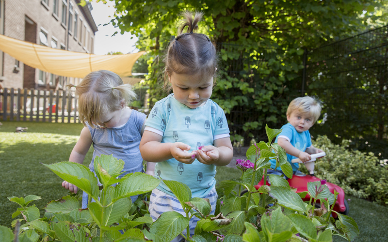 Meisjes spelen in tuin op kinderopvang