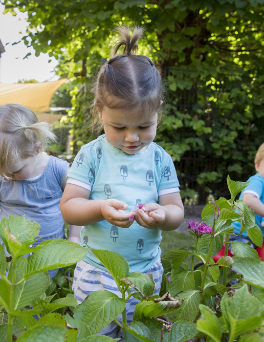 Meisjes spelen in tuin op kinderopvang