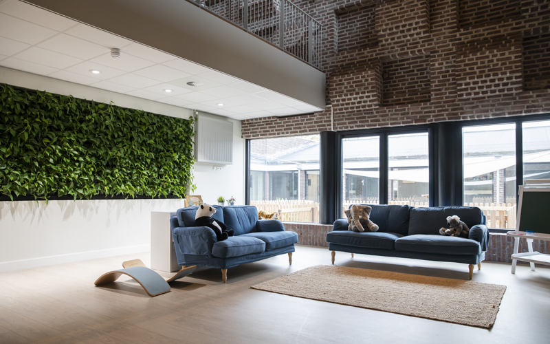 buitenschoolse opvang zithoek met twee banken