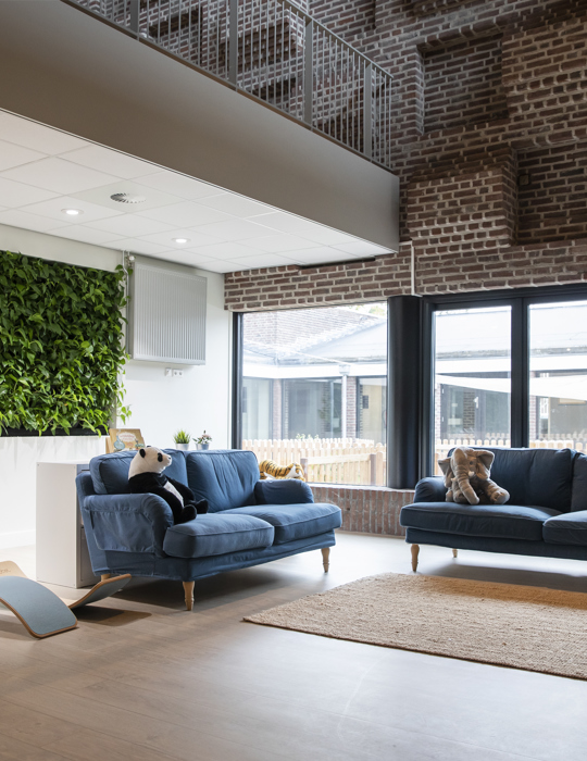 buitenschoolse opvang zithoek met twee banken