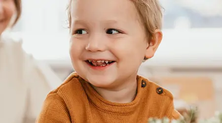 Peuter lacht op kinderopvang