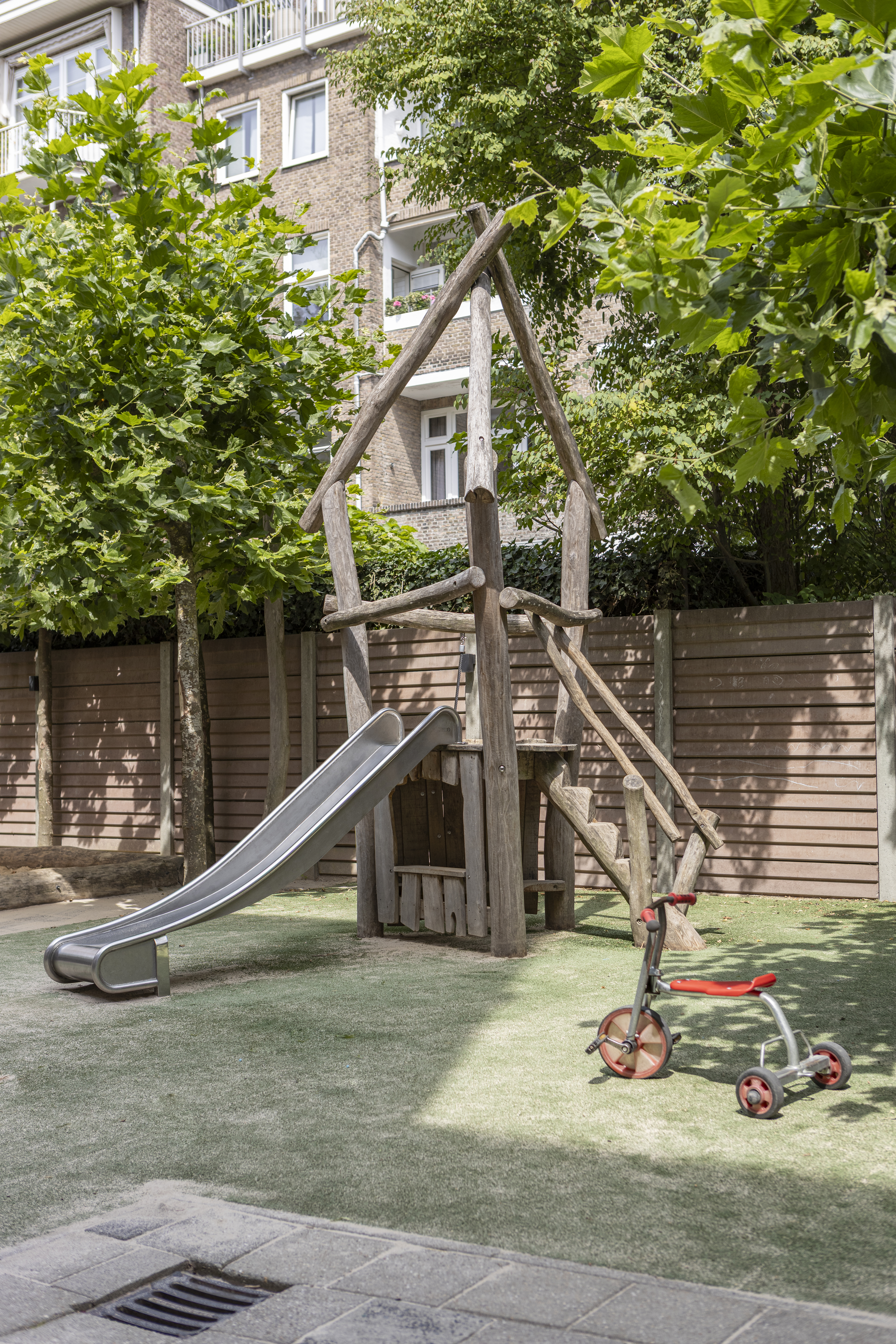 Compananny Kinderopvang Amsterdam Titiaan Kinderopvang Tuin Glijbaan en fiets