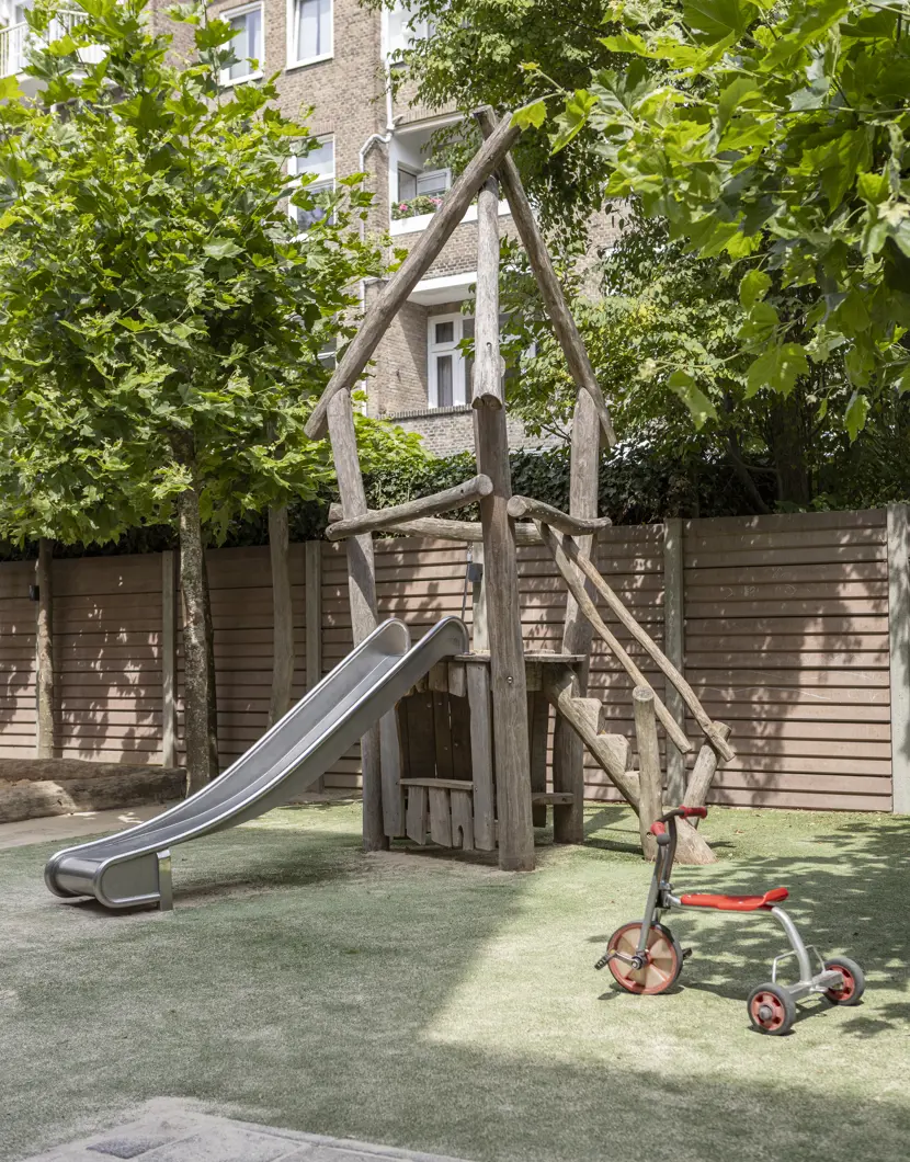 Compananny Kinderopvang Amsterdam Titiaan Kinderopvang Tuin Glijbaan en fiets