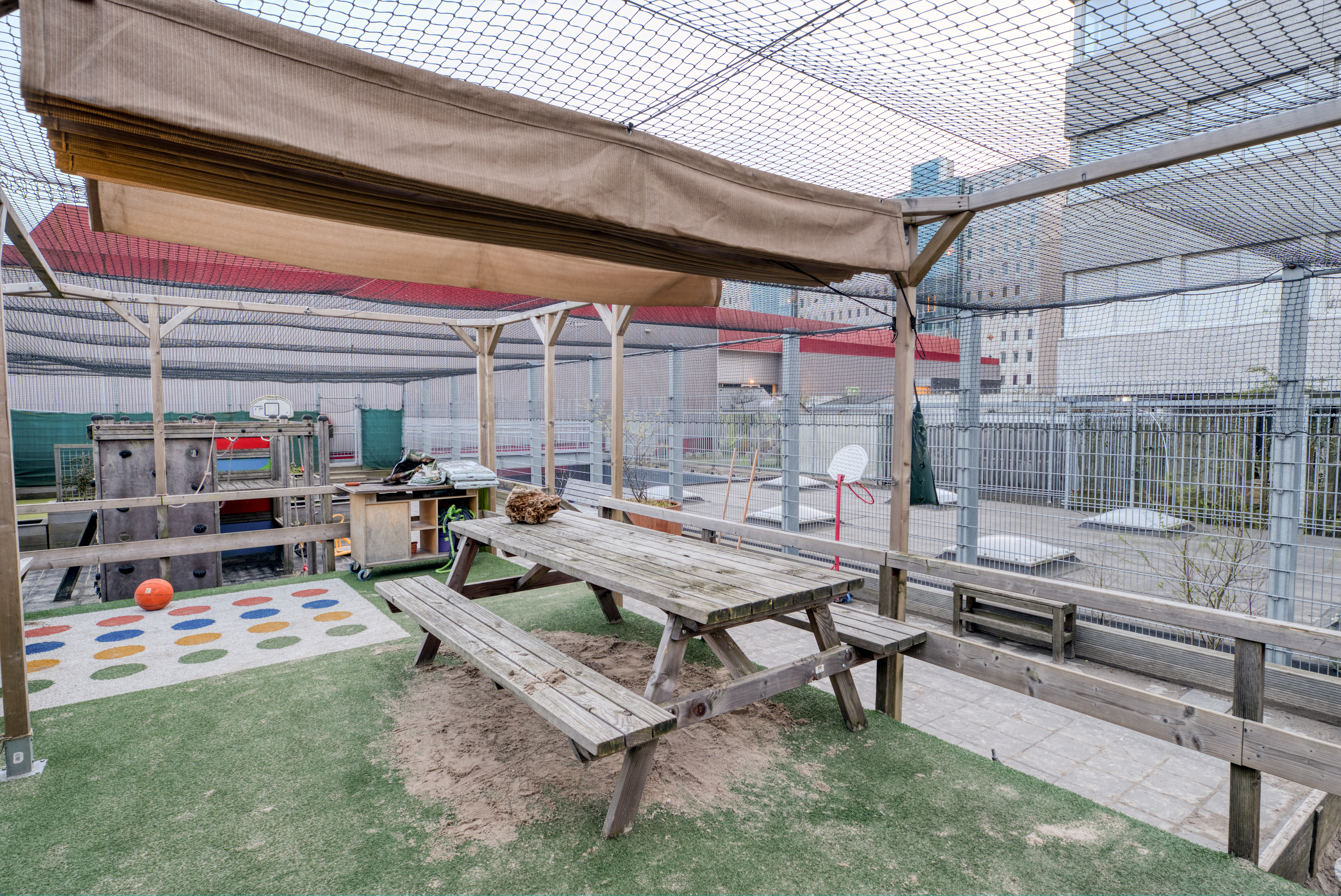 Tuin met picknicktafel kinderopvang CompaNanny WFC BSO