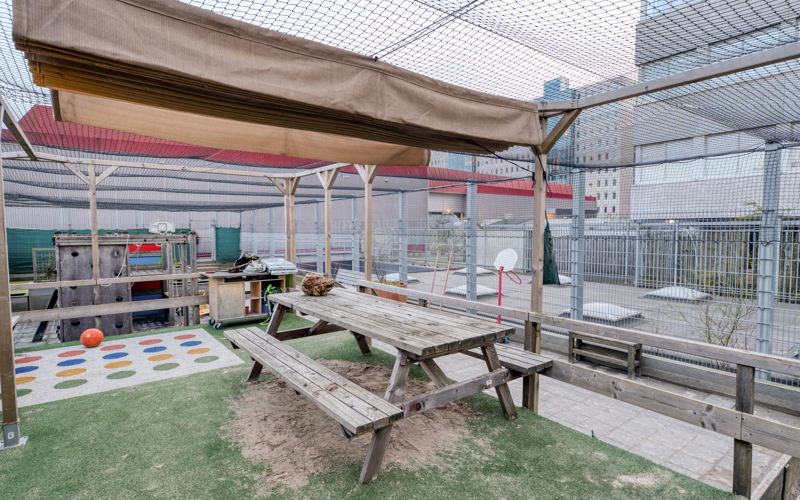 Tuin met picknicktafel kinderopvang CompaNanny WFC BSO