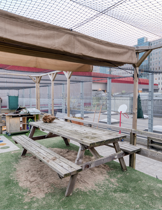 Tuin met picknicktafel kinderopvang CompaNanny WFC BSO