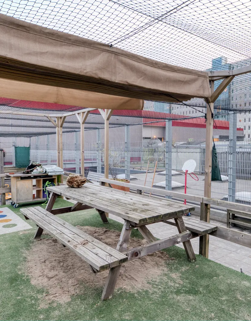 Tuin met picknicktafel kinderopvang CompaNanny WFC BSO