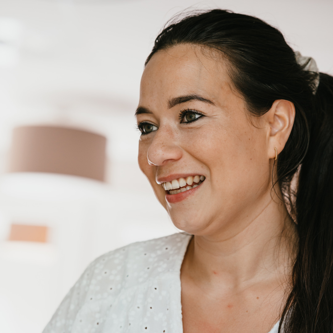 Vrouw zwanger maakt contact met baby in buik