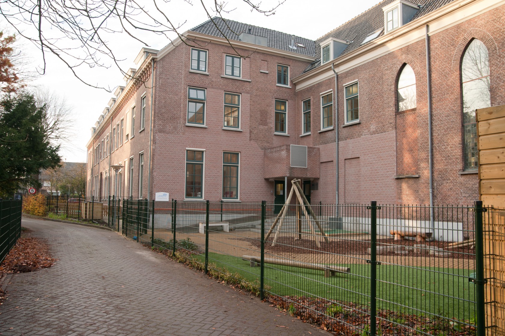 Gebouw en tuin van kinderopvang CompaNanny Oegstgeest