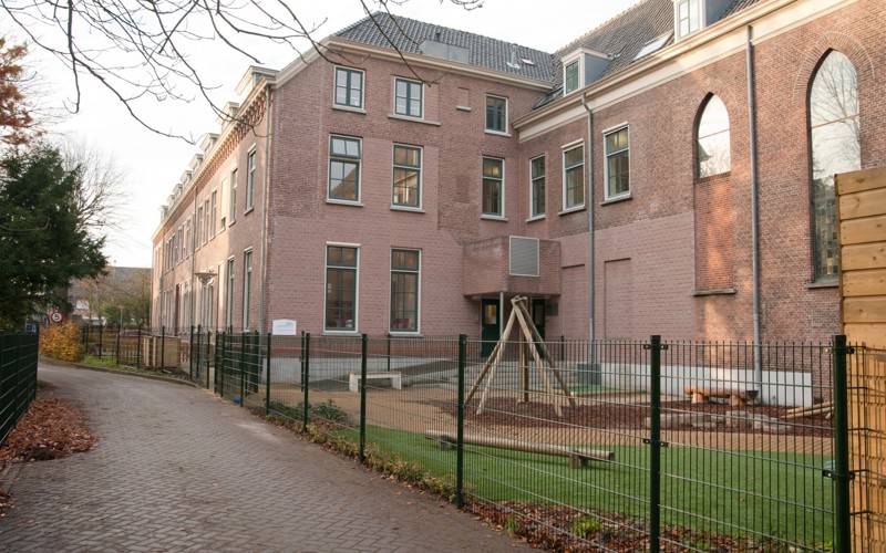 Gebouw en tuin van kinderopvang CompaNanny Oegstgeest
