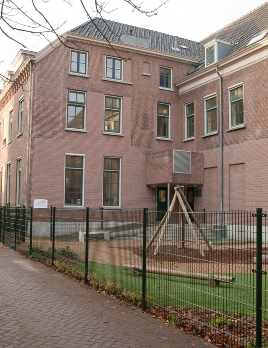 Gebouw en tuin van kinderopvang CompaNanny Oegstgeest