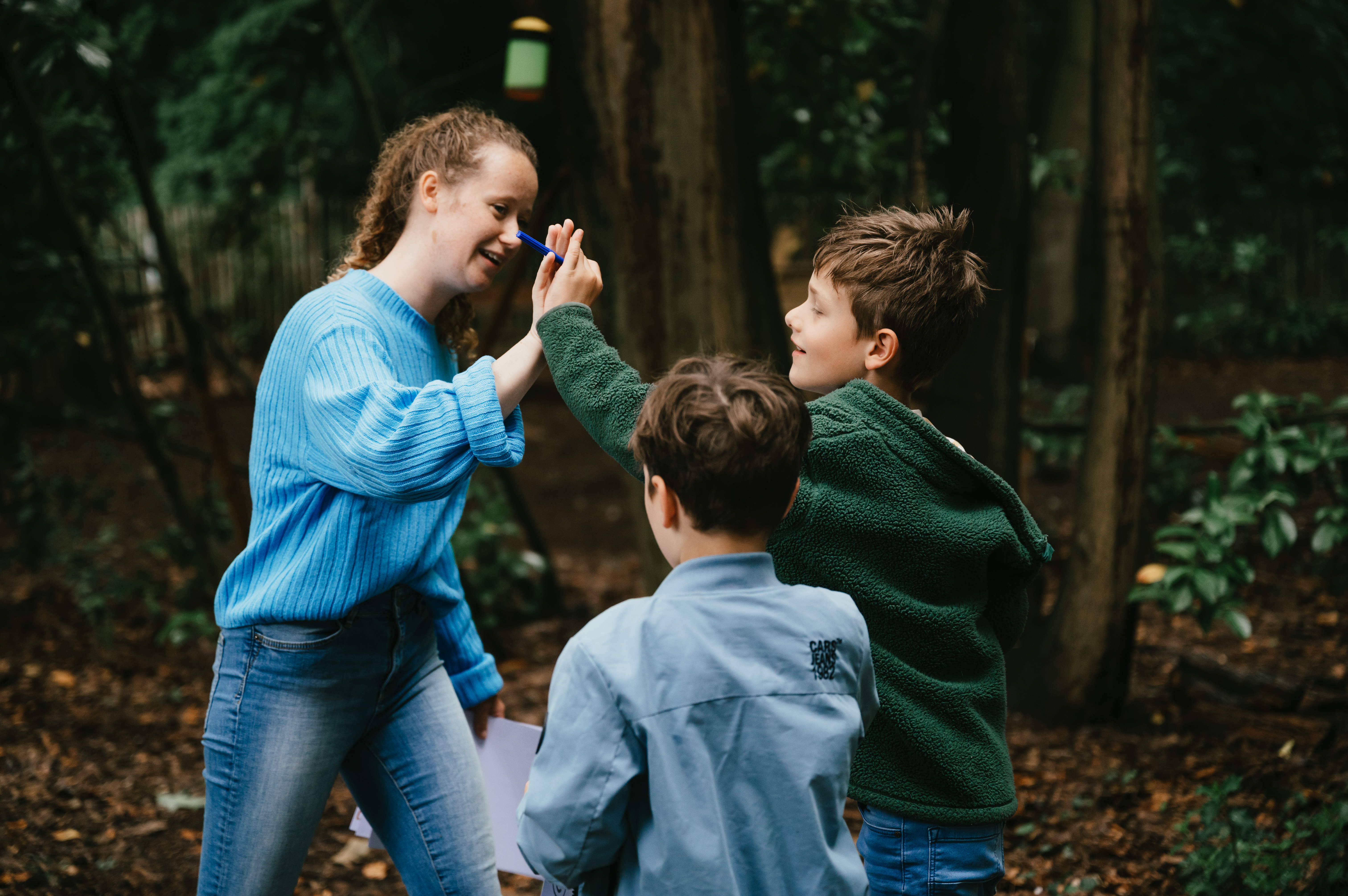 Pedagogisch Medewerker BSO geeft kinderen high five