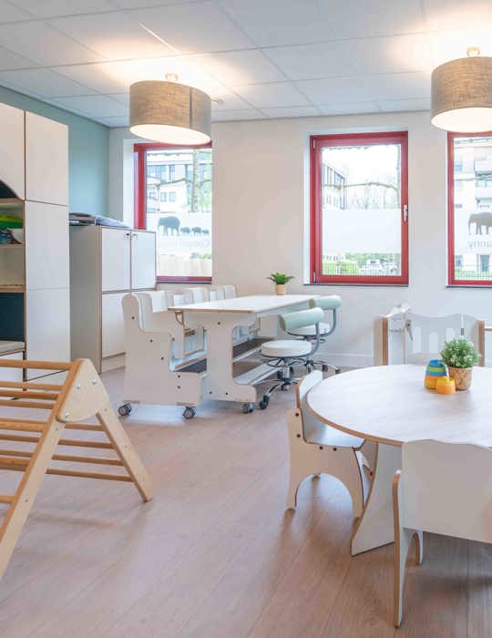 babygroep inrichting met houten meubels grondbox en klimdriehoek
