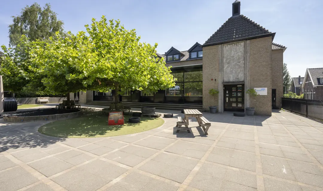 Gebouw en speeltuin van kinderopvang compananny zaaijerplein