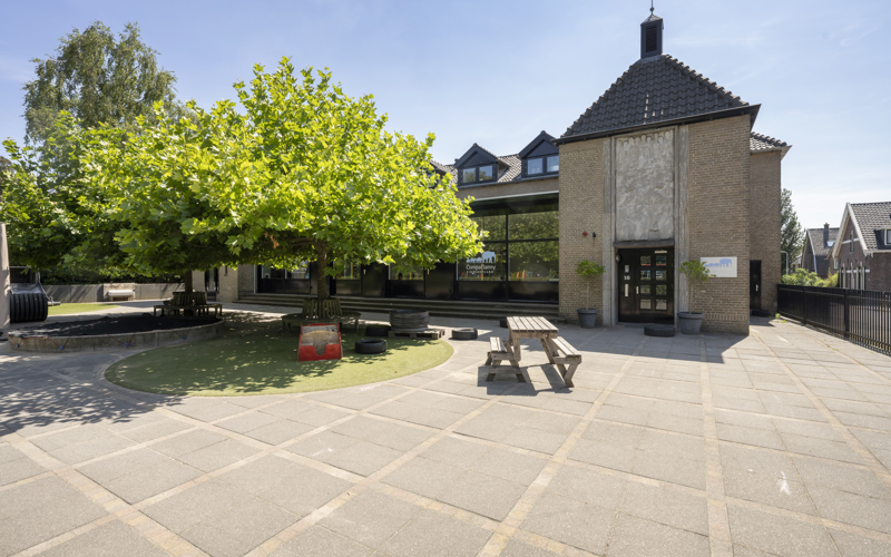 Gebouw en speeltuin van kinderopvang compananny zaaijerplein