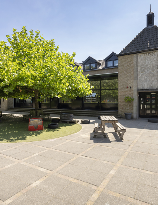 Gebouw en speeltuin van kinderopvang compananny zaaijerplein