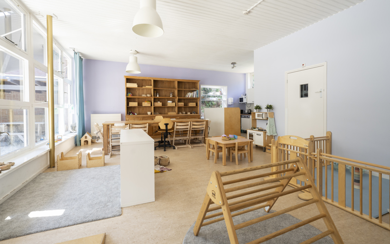 babygroep kinderopvang met grondbox en houten spelmaterialen en inrichting