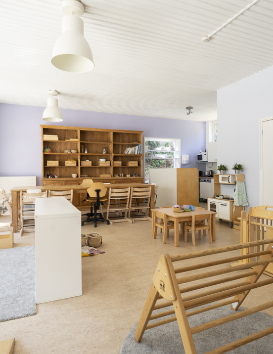 babygroep kinderopvang met grondbox en houten spelmaterialen en inrichting