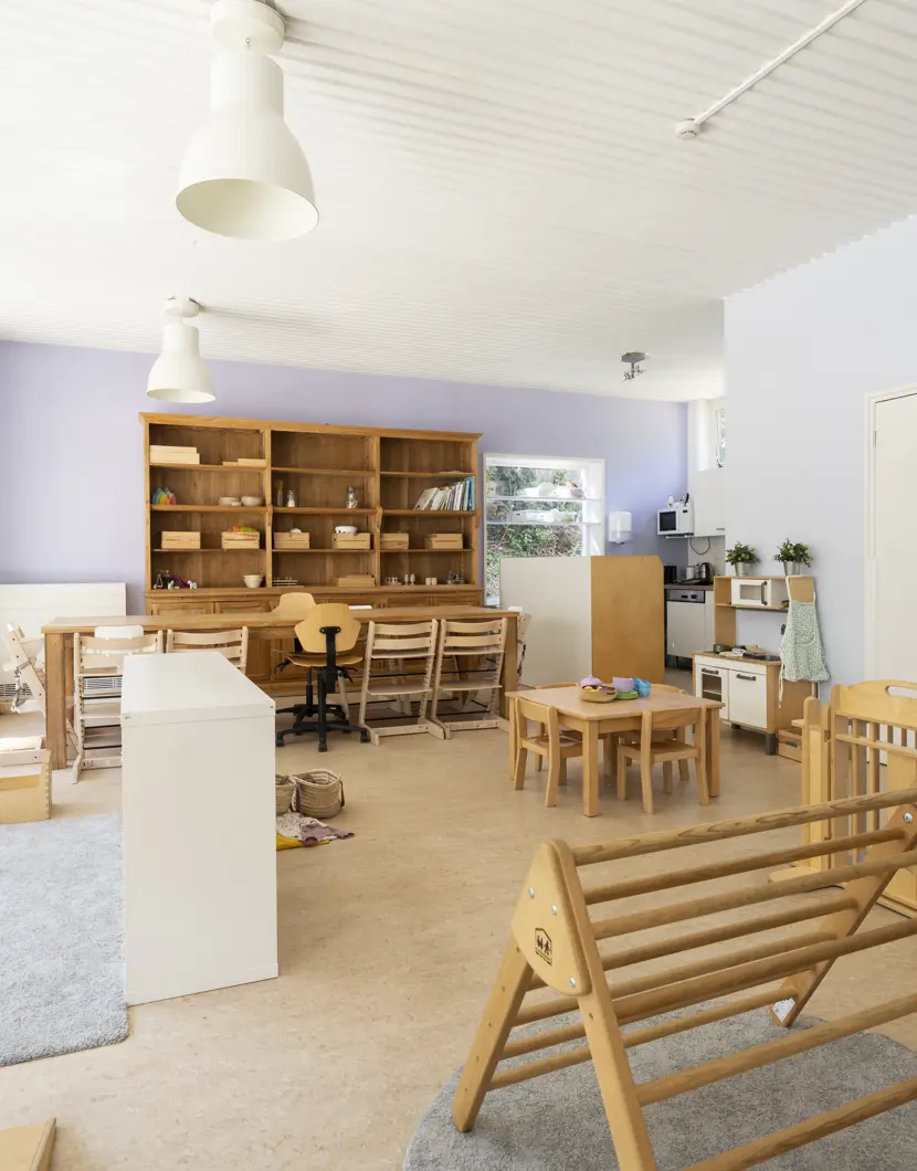 babygroep kinderopvang met grondbox en houten spelmaterialen en inrichting