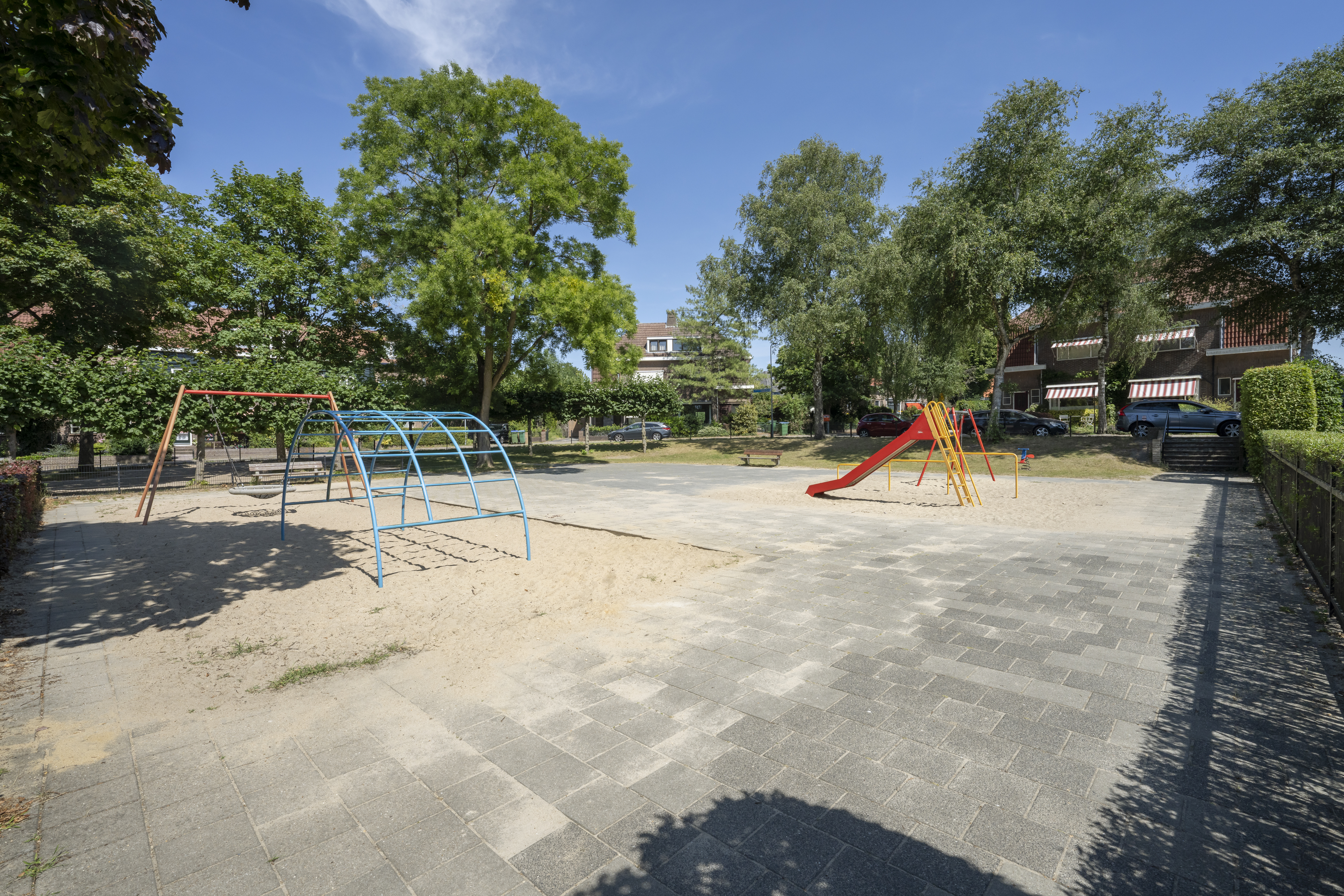 speeltuin van kinderopvang met speeltoestellen glijbaan