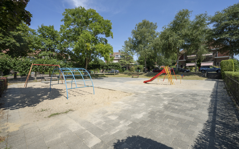 speeltuin van kinderopvang met speeltoestellen glijbaan