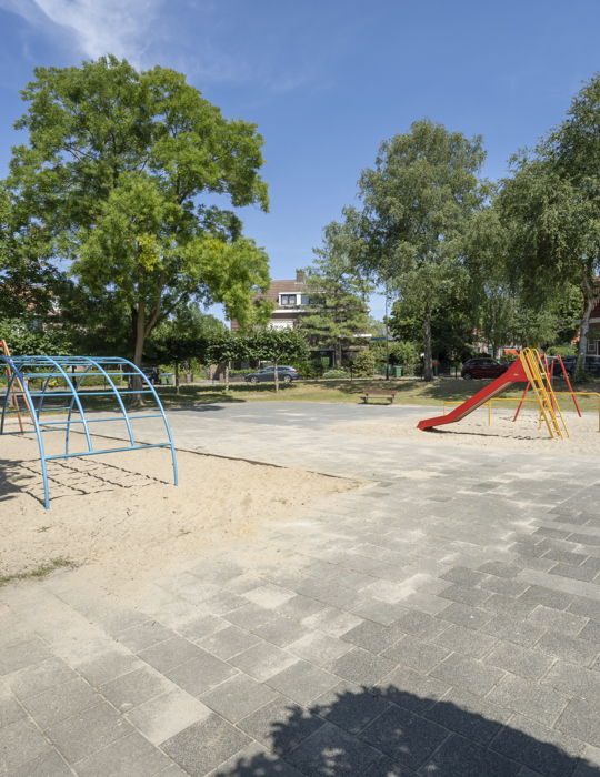 speeltuin van kinderopvang met speeltoestellen glijbaan