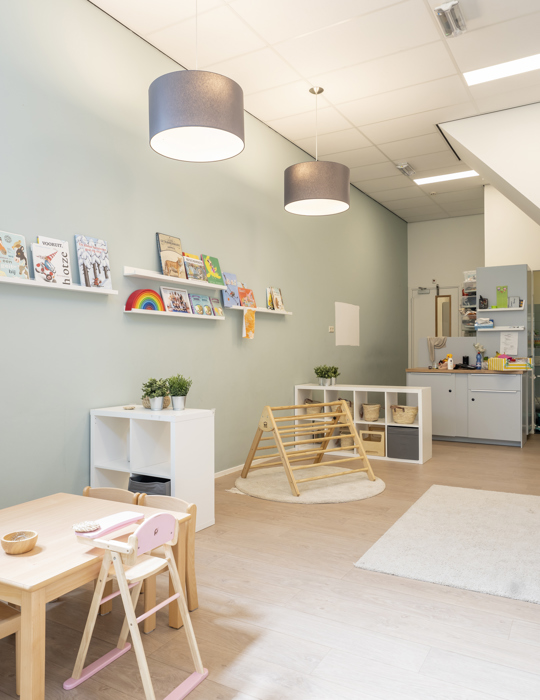 babygroep binnenruimte kinderopvang met spelmateriaal klimtoestel tafel stoelen en bank