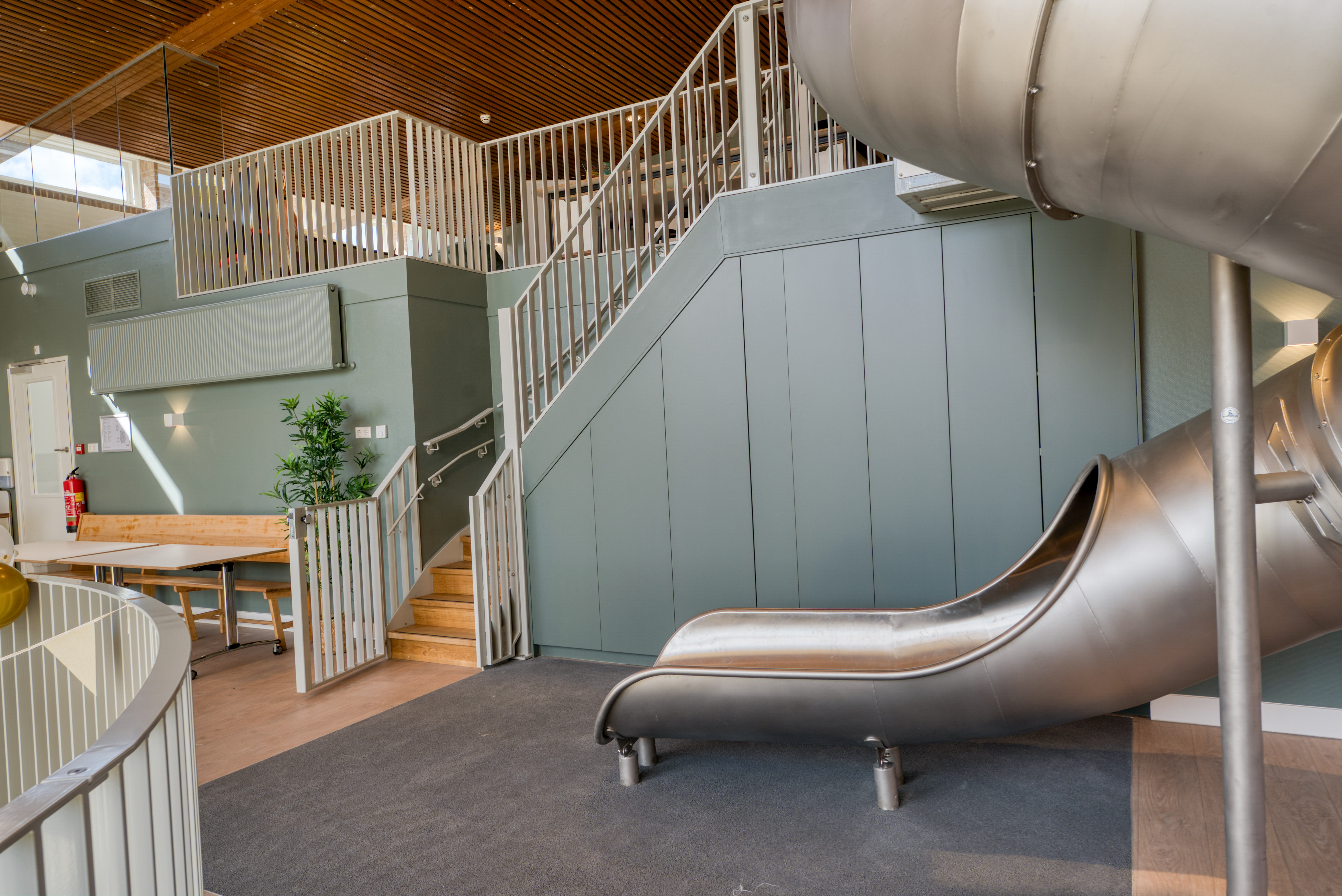 glijbaan in binnenruimte van buitenschoolse opvang