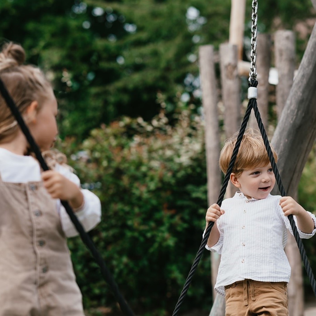 Kinderen samen spelen op schommel