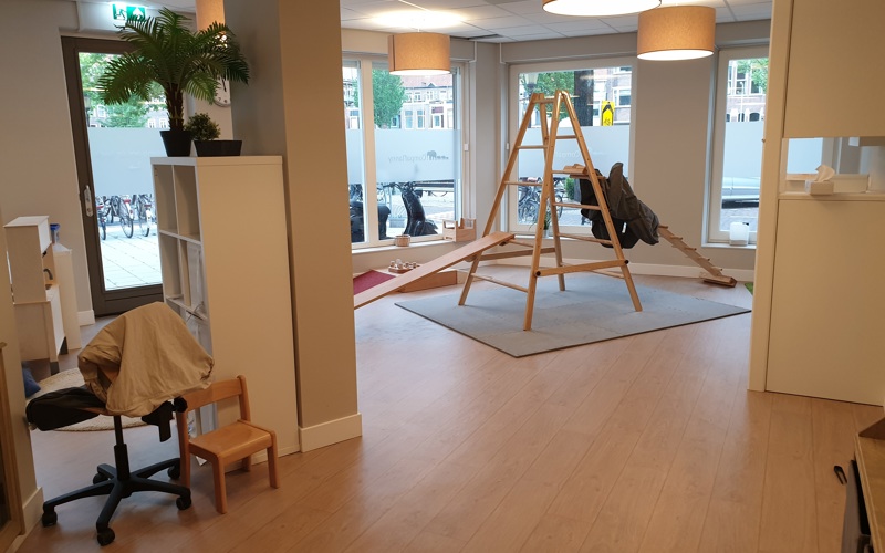 binnenruimte met spelmateriaal en klimtoestel van kinderopvang compananny schinkelkade